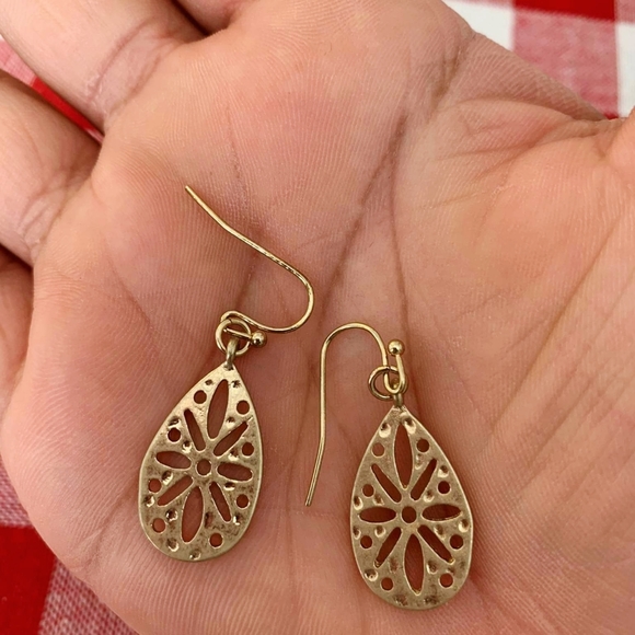 2 Pairs of Vintage Gold Earrings - Picture 3 of 3